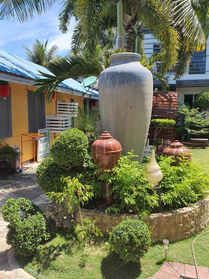 L & M Hearthstones Lodge Oslob Exterior photo